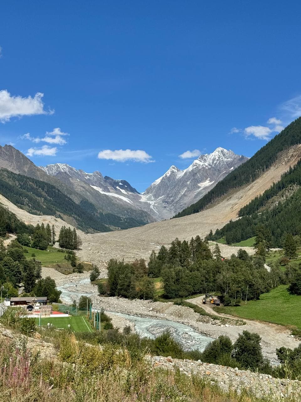 Blick ins Lötschental mit Schuttkegel im Talboden