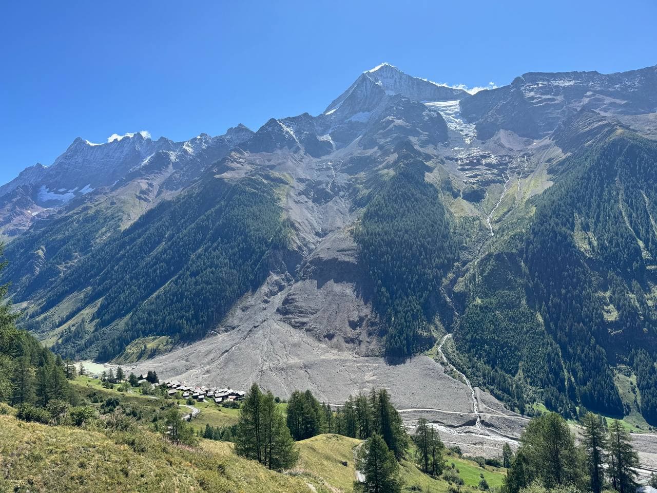 Berghänge im Lötschental bei klarem Himmel